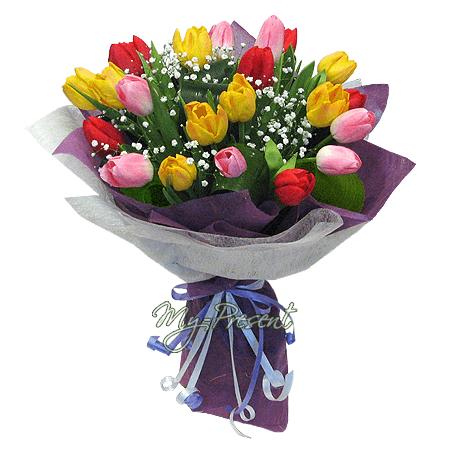 Ramo de tulipanes multicolores adornado con gypsophila