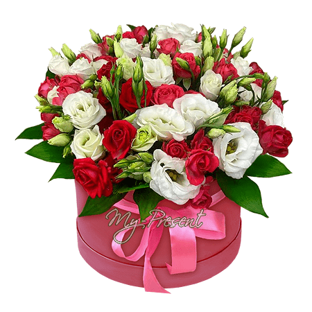 Rocie rosas y lisianthus en una caja
