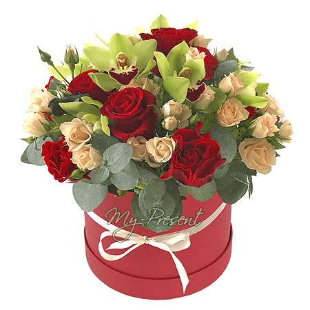 Rosas con orquideas en una caja