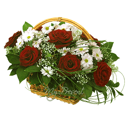 Cesta con rosas, crisantemos, decorada con gypsophila